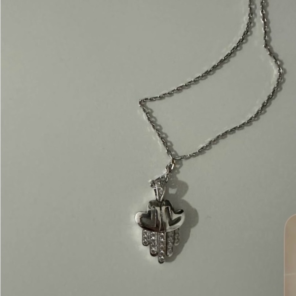 Elegant 18K Gold Hamsa Pendant Necklace with 25 Diamonds